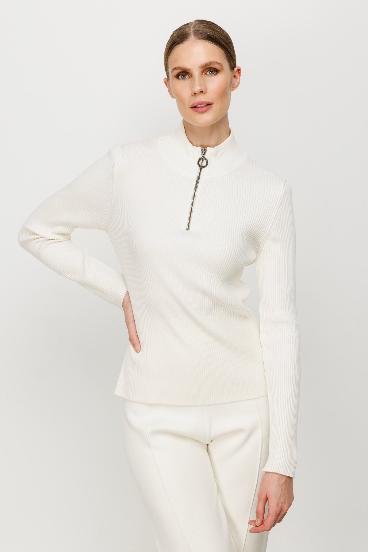 BASIC ZIPPERED TURTLENECK BLOUSE ECRU