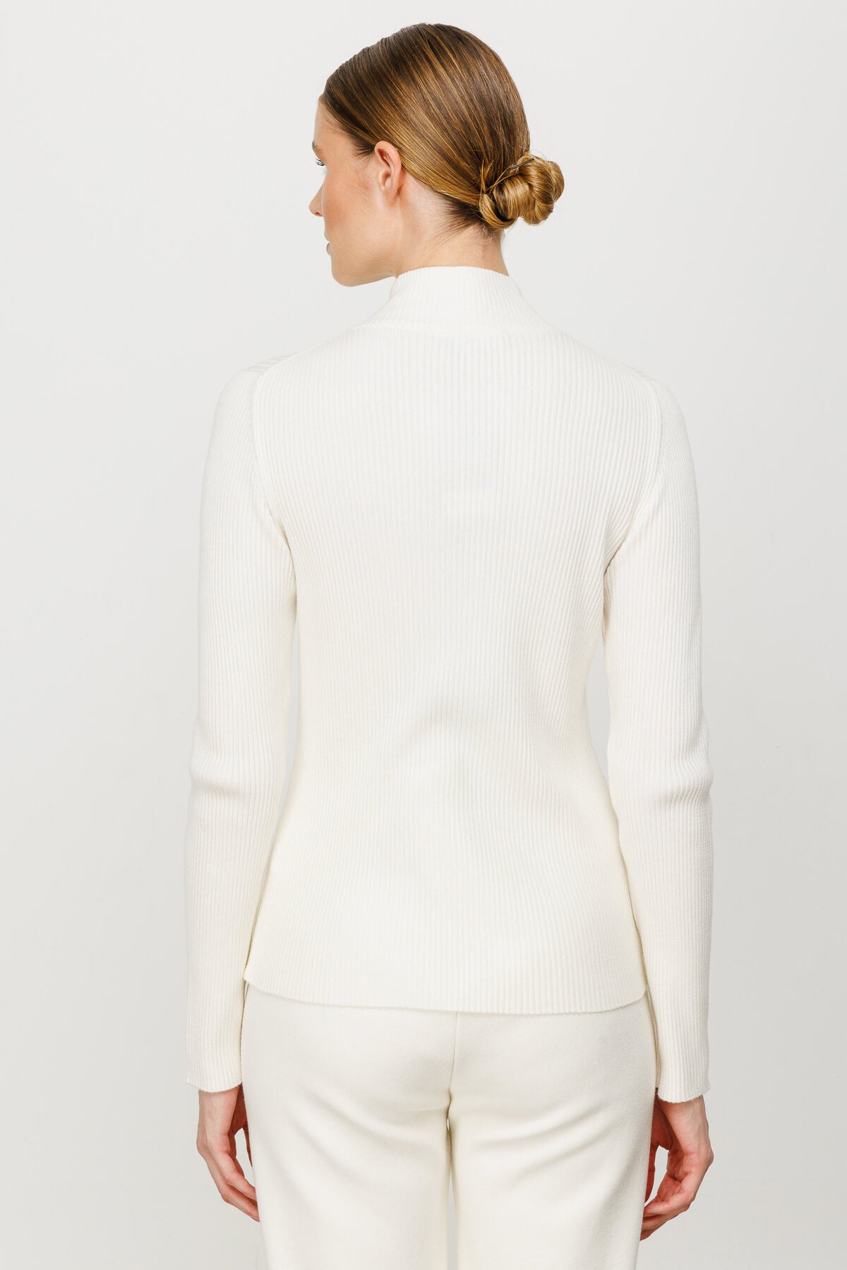 BASIC ZIPPERED TURTLENECK BLOUSE ECRU