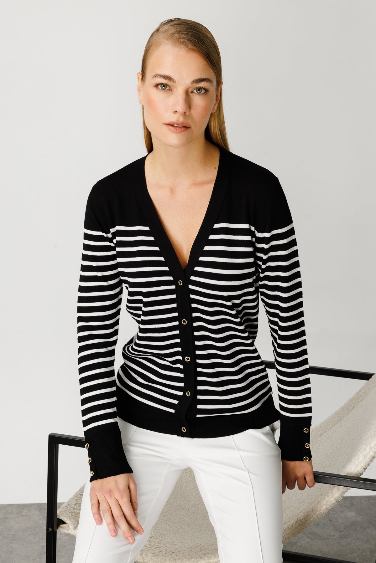 BASIC V-NECK STRIPE CARDIGAN ECRU-BLACK