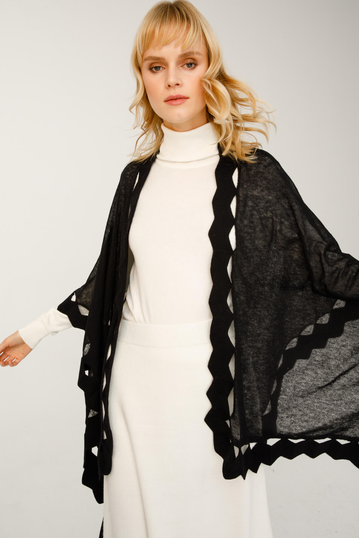 CARIA PONCHO BLACK